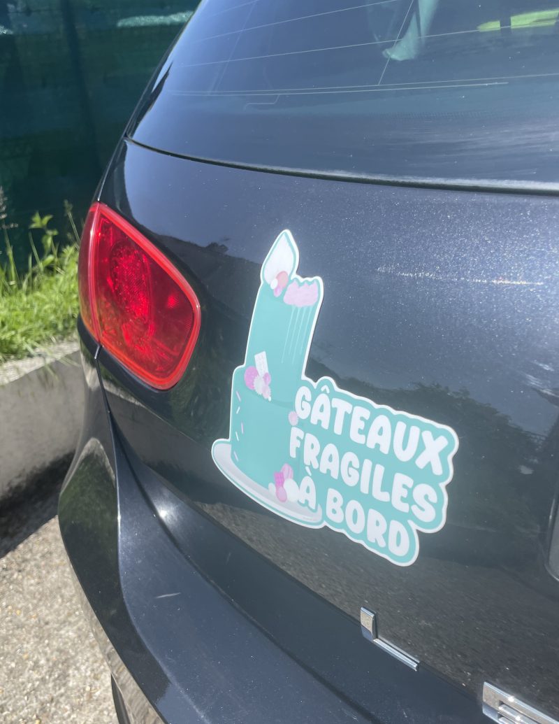 Sticker magnétique voiture - modèle vert gâteaux fragiles